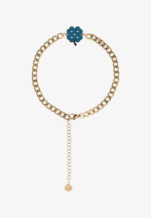 Złota bransoletka na łańcuszku z małą turkusową zawieszką w kształcie czterolistnej koniczyny i regulowanym zapięciem łańcuszkowym z okrągłą złotą plakietką.