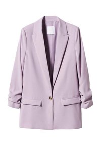 Blazer lilas pour femme avec un seul bouton, des revers crantés, deux poches avant à rabat et des manches longues sur fond blanc.