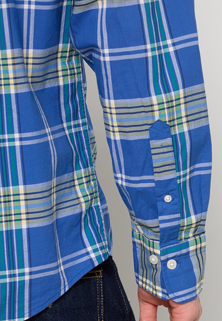 REGULAR FIT
