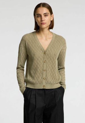 Cardigan tricoté en vert olive clair avec un décolleté en V, présentant un motif en torsades, cinq boutons marron et des poignets et un ourlet côtelés.