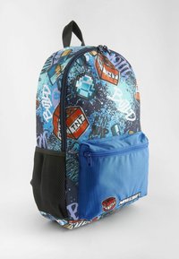 Mochila con un diseño azul y negro que presenta gráficos pixelados, incluyendo bloques de TNT y diamantes, además de un bolsillo frontal azul. Bolsillo lateral de malla.