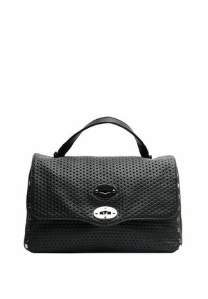 Borsa a mano in pelle nera con motivo traforato testurizzato, manico superiore curvo singolo e chiusura a vite in metallo argento sulla patta frontale.