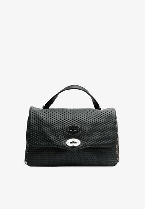 Sac à main en cuir noir avec motif perforé texturé, poignée supérieure incurvée unique et fermeture métallique argentée à verrouillage par rotation sur le rabat avant.