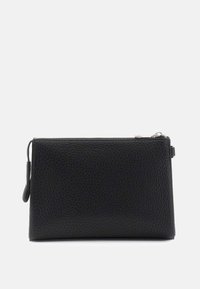 Czarna skórzana saszetka o teksturowanej powierzchni, z zamkiem błyskawicznym i bocznym uchwytem. Prostokątny kształt o minimalistycznym designie.