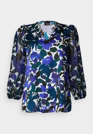 Blomstret bluse med v-hals, lange puffærmer og en blanding af blå, grøn og sort farver på hvid baggrund. Silkeagtig tekstur.