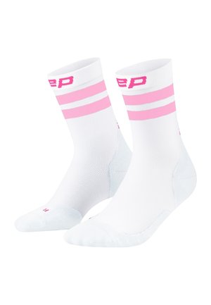 Weiße Sneakersocken mit zwei pinken horizontalen Streifen nahe dem oberen Rand und teilweise pinkem Text am Bündchen, dargestellt in Seitenansicht nebeneinander.