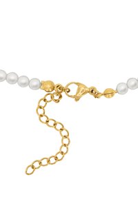 Collier en perles comprenant des perles blanches rondes et un fermoir en métal doré en forme de homard avec une chaîne ajustable pour personnaliser la longueur.