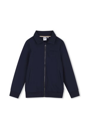 Marineblauwe jas met ritssluiting en kraag, twee voorzakken en een klein borstzakje met de merknaam Boss in reliëf.