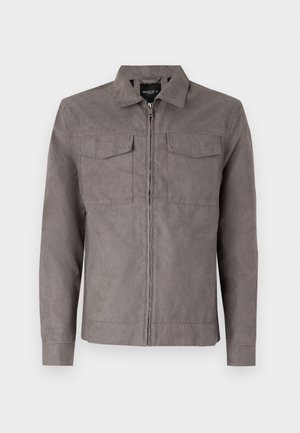 Veste grise en tissu doux et texturé. Dotée d'une fermeture éclair à l'avant, de deux poches poitrine et d'un col classique. Manches longues avec des poignets à boutons.