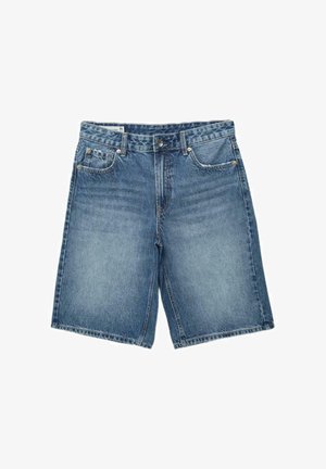 Shorts en denim bleu moyen avec bouton frontal, fermeture éclair, passants pour ceinture et cinq poches, présentant un léger délavage et une coupe droite.