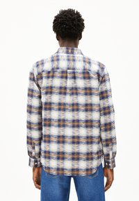 Geverifieerd flanel overhemd met een patroon van blauw, bruin en wit. Lange mouwen, knoopmanchetten en een rechte zoom. Klassiek kraagontwerp.