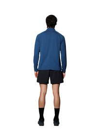 Blå långärmad skjorta med en slät textur, i kombination med svarta shorts. Skjortan har en hög krage och en figurnära design.