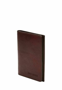 Ruskea nahkainen lompakko, jossa on sileä pinta. Sen minimalistinen muotoilu sisältää kohokuvioidun "JOHN HENRIC" -logon edessä. Hoikka profiili.