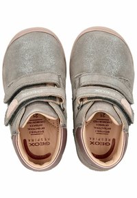 Grijze suède schoenen met een glinsterende afwerking, voorzien van dubbele klittenbandsluitingen en een rubberen loopzool. De binnenvoering is beige met merkdetails.