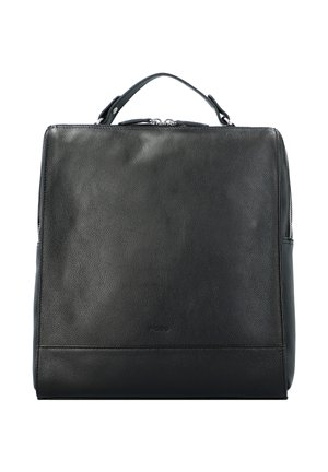 Zaino in pelle nera con finitura testurizzata, chiusura con zip, manico superiore e design minimalista. Presenta una base piatta e liscia e una tasca laterale.