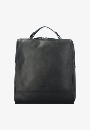 Mochila de cuero negro con un acabado texturizado, cierre de cremallera, asa superior y un diseño minimalista. Presenta una base plana y suave, así como un bolsillo lateral.