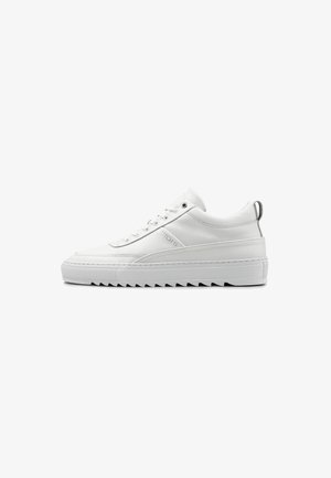 Witte leren sneaker met een gladde afwerking, ronde neus en een uitgesproken gegroefd zool. Voorzien van tonale stiksels en een grijze hielstrook.