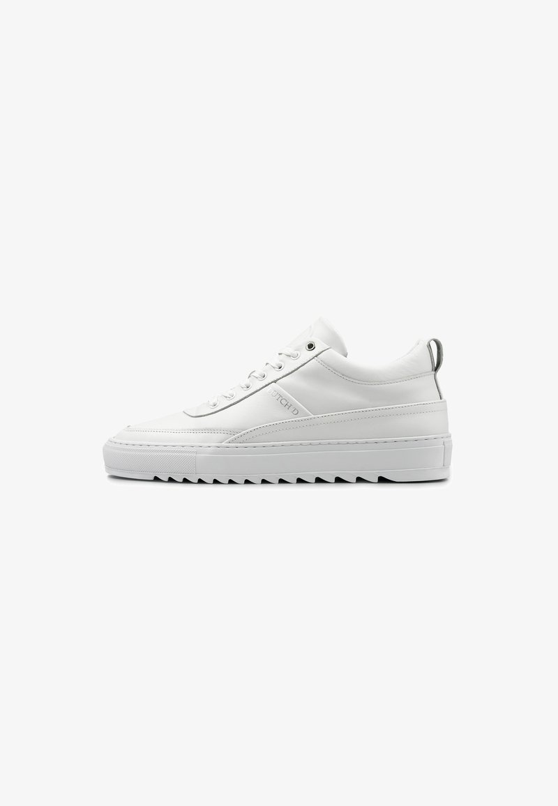 Witte leren sneaker met een gladde afwerking, ronde neus en een uitgesproken gegroefd zool. Voorzien van tonale stiksels en een grijze hielstrook.