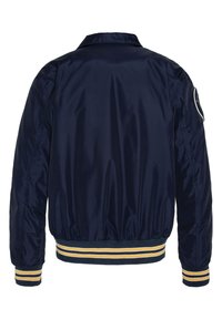 Chaqueta bomber de color marino con una textura suave y brillante, presenta puños rayados en amarillo y marino, y un cuello con solapa. Sin exhibición frontal.