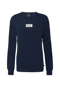 Maglietta a maniche lunghe di colore navy realizzata in cotone morbido, con una grafica rettangolare di etichetta bianca con il testo "Iscriviti" al centro.