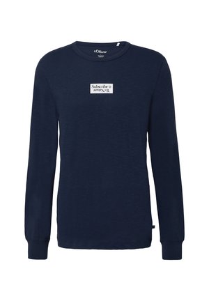 Marineblauw longsleeve T-shirt gemaakt van zachte katoen, met een rechthoekige witte labelafbeelding met de tekst "Abonneer" in het midden.