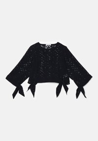 Mustat lyhyet hihat, joissa on pitkät kellohihat ja solmimisaksentit helmassa. Kangas on rakenteellinen, läpinäkyvä muotoilu, jossa on hienovaraisia kuvioituja yksityiskohtia.