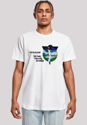  Weißes Baumwoll-T-Shirt mit einem grafischen Druck, der ein farbenfrohes kreisförmiges Design und schwarze dreieckige Akzente zeigt. Der Text lautet "David Bowie" und "Der Mann, der vom Himmel fiel."