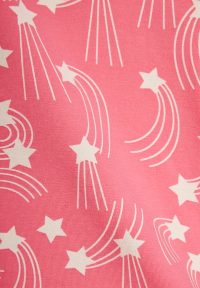 Tissu rose avec un motif d'étoiles filantes blanches et de lignes courbes en traînée.