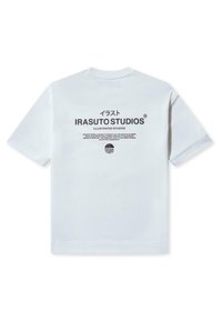 Hvit bomulls t-skjorte med korte ermer, med svart tekst på baksiden som sier "IRASUTO STUDIOS" og en rund grafisk detalj.