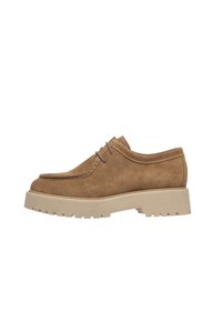 Scarpa in suede marrone con punta tondeggiante, design con lacci e una robusta suola in gomma beige spessa, caratterizzata da scanalature profonde per garantire grip.