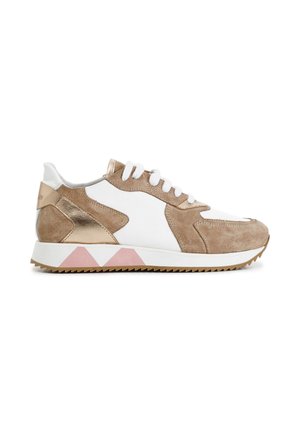Zapatilla baja con cuero blanco, paneles de ante beige, detalles metálicos dorados, cordones blancos y suela blanca con patrones triangulares rosas.