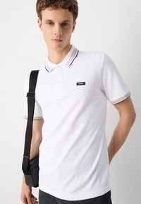 Calvin Klein MULTI TIPPING  - Polosärk - bright white/london fog