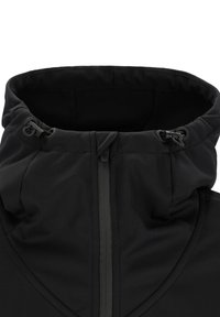 Schwarze Softshell-Jacke mit verstellbarer Kapuze, ausgestattet mit einem Frontreißverschluss und glatter, matter Textur. Minimalistisches Design ohne sichtbare Muster.