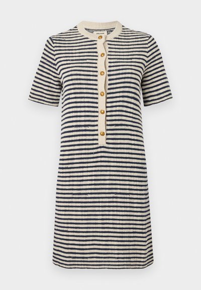 Abito a righe in crema e blu navy, maniche corte, scollatura tonda, chiusura frontale con bottoni dorati, tessuto a maglia testurizzato, lunghezza sopra il ginocchio.
