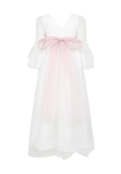 Robe blanche à pois, avec des manches cloche en dentelle et un ruban en tulle rose à la taille. Design en V et silhouette longue.