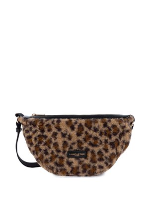 Sac en fausse fourrure en bandoulière avec un imprimé léopard dans des tons de marron et de noir. Il est doté d'une fermeture éclair noire et d'une bandoulière amovible.