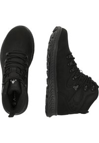 Mustat Vaeltajakengät, joissa on sileä päällinen verkkoelementeillä, kuusi rei'itystä ja kestävä kumiulkopohja pitävyyttä varten. Vedenpitävä muotoilu kestävyyden takaamiseksi.