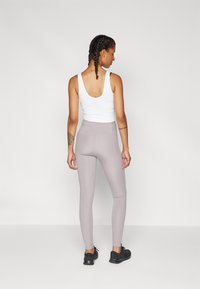 Under Armour MOTION LEGGING - Retuusid - tetra gray/white