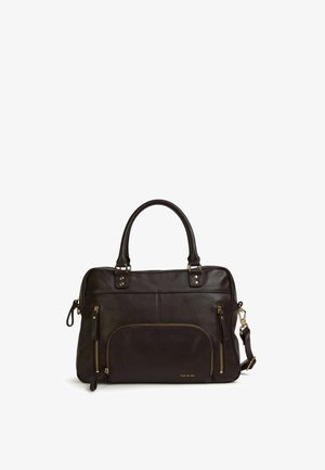 Borsa in pelle di colore marrone scuro con manici doppi, accessori in oro, due tasche laterali con zip e una tasca frontale a toppa. Superficie liscia.