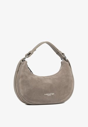 Graue Wildleder-Schultertasche mit geschwungener Form, verstellbarem Riemen, silberfarbener Hardware und geprägt ersichtlichem Markenlogo auf der Vorderseite.