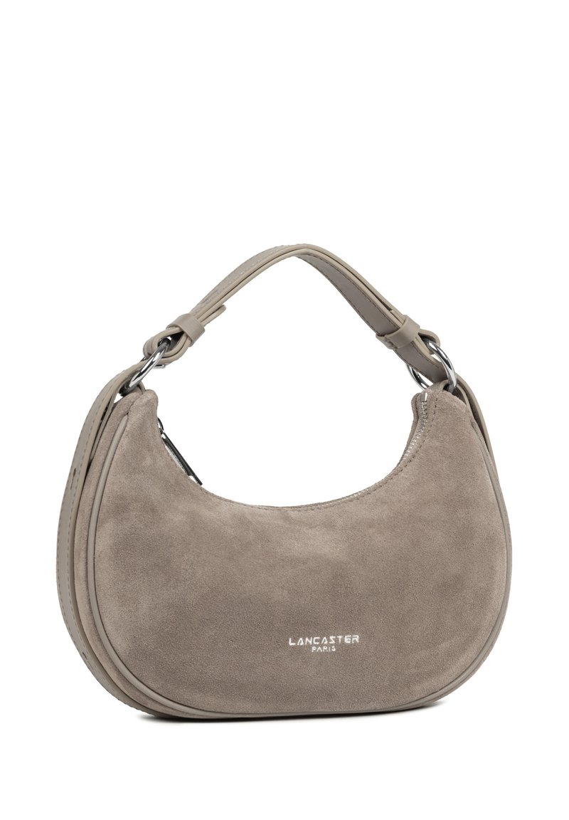 Borsa a tracolla in suede grigio con forma curva, tracolla regolabile, dettagli in metallo color argento e logo del marchio in rilievo sulla parte anteriore.