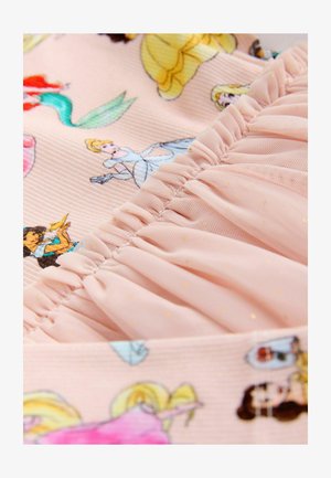 Tela rosa con diversas ilustraciones de personajes, con detalles fruncidos y acentos dorados, que presenta un diseño juguetón y texturizado.