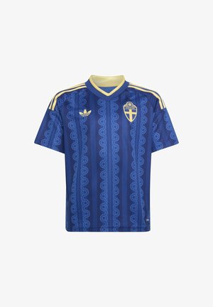 Camiseta de fútbol azul de Suecia con cuello y franjas amarillas, que incluye el logo de Adidas y el escudo del equipo nacional de Suecia en el frente.