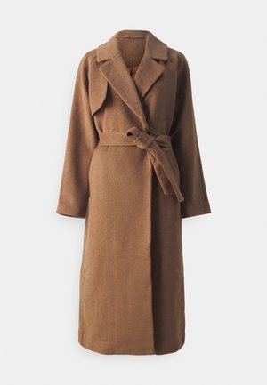 Brun ullkåpe med sjalkrage, lange ermer, belte i midjen og rett silhuett, med en myk tekstur og minimal design.