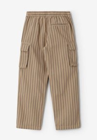 Pantalon cargo beige avec taille élastique et fines rayures verticales noires, doté de deux poches à rabat latérales et d'une poche passepoilée à l'arrière.