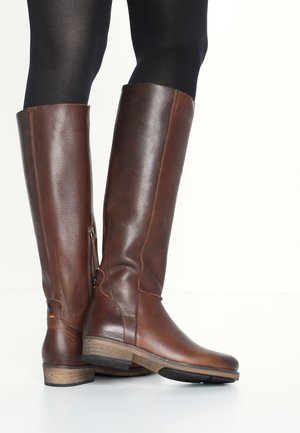 Brune læderknæhøje støvler med en glat overflade, der har en lynlås i siden og en trælignende hæl. Designet er tilpasset for komfort.