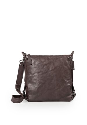 Borsa a tracolla in pelle marrone scuro con tracolla regolabile e chiusura con cerniera su sfondo bianco.