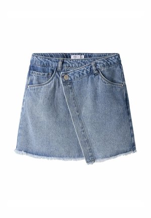 Jasnoniebieska mini spódnica z denimu z asymetryczną przednią klapą, zapięciem na guziki, przednimi kieszeniami i postrzępionym dołem.