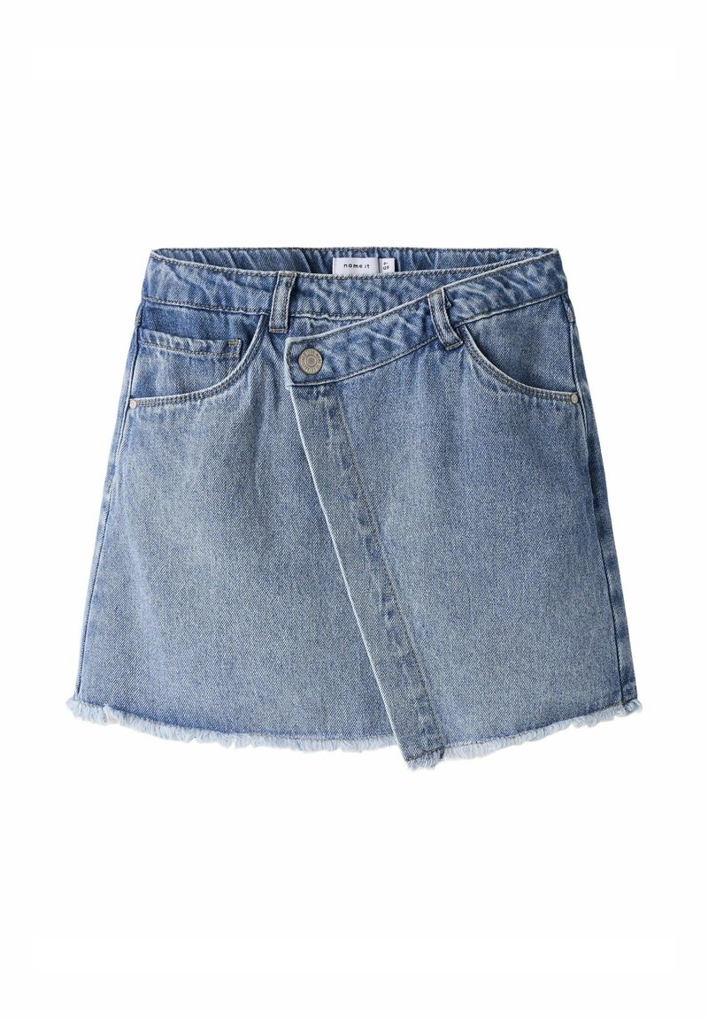 Mini-jupe en denim bleu clair avec rabat asymétrique à l'avant, fermeture à boutons, poches avant et ourlet effiloché.