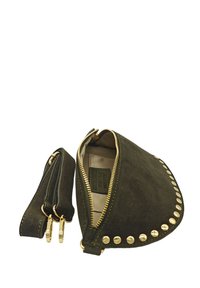 Pochette en suédine noire avec des clous dorés sur le bord. Elle possède une fermeture éclair et une bandoulière amovible, ainsi qu'une doublure intérieure lisse.